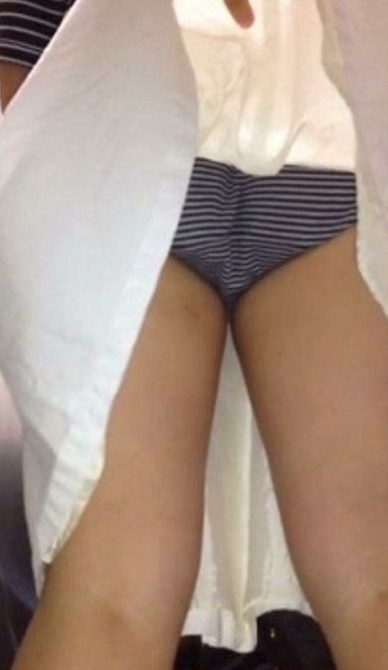 逆さ撮りパンチラ画像、からの!スカートめくりが多めに入っています♡どんなパンツが登場するか楽しみだぜ!!006枚目