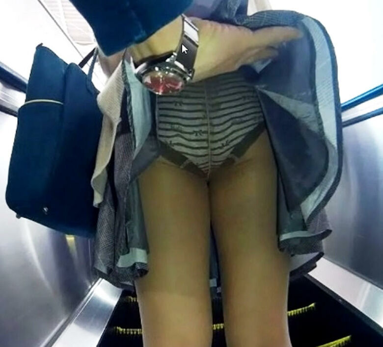 逆さ撮りパンチラ画像、からの!スカートめくりが多めに入っています♡どんなパンツが登場するか楽しみだぜ!!017枚目