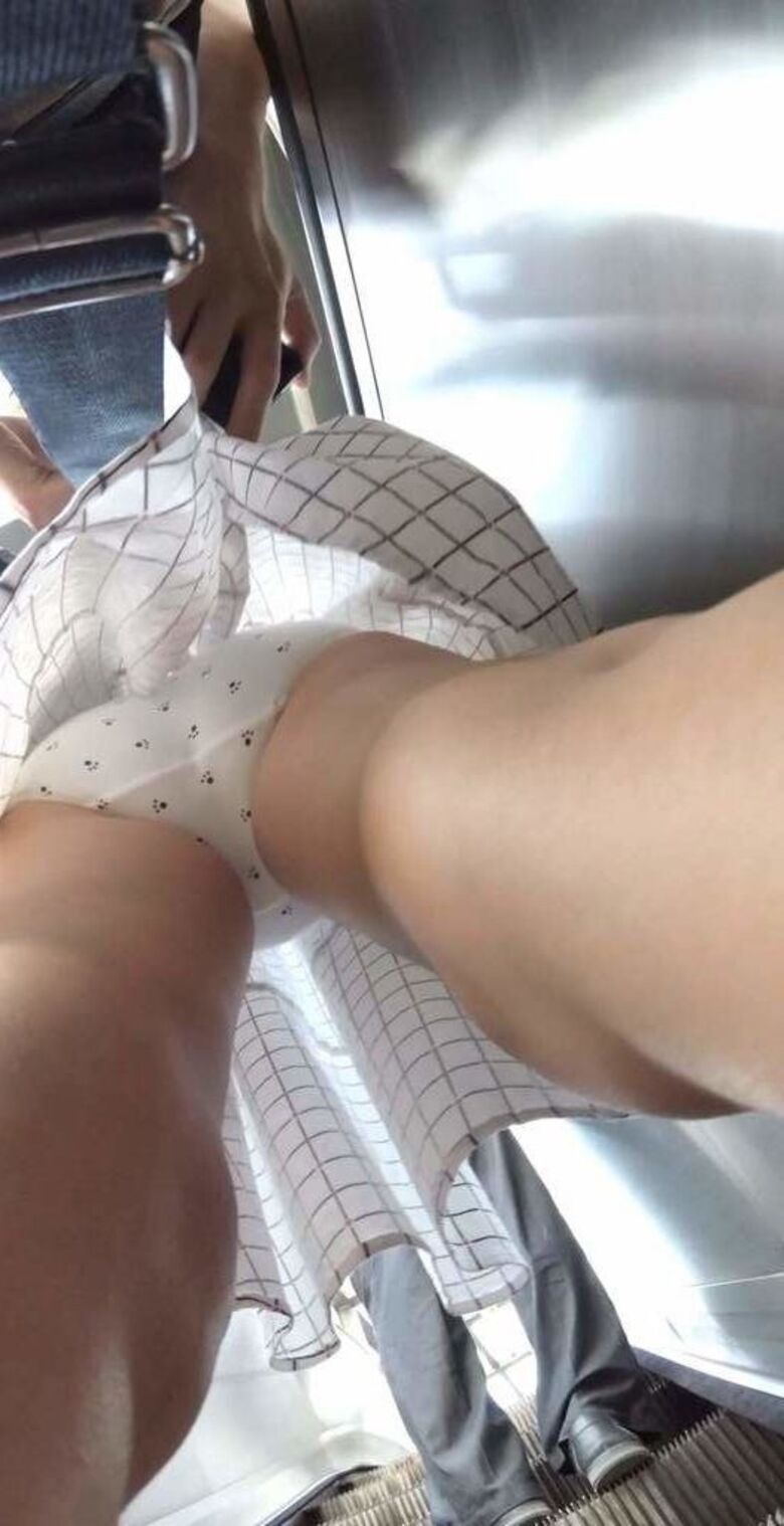 逆さ撮りパンチラ画像、からの!スカートめくりが多めに入っています♡どんなパンツが登場するか楽しみだぜ!!026枚目