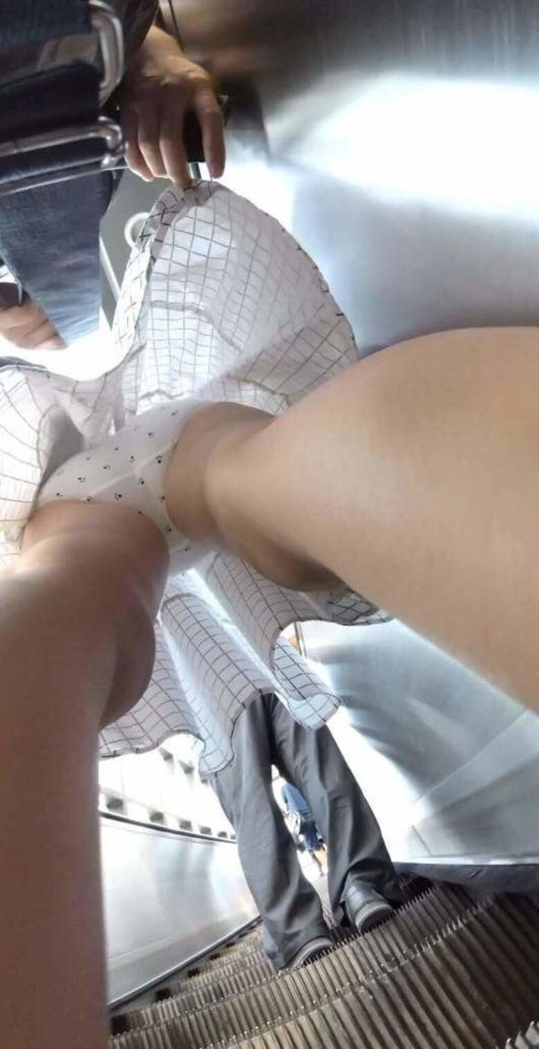逆さ撮りパンチラ画像、からの!スカートめくりが多めに入っています♡どんなパンツが登場するか楽しみだぜ!!027枚目