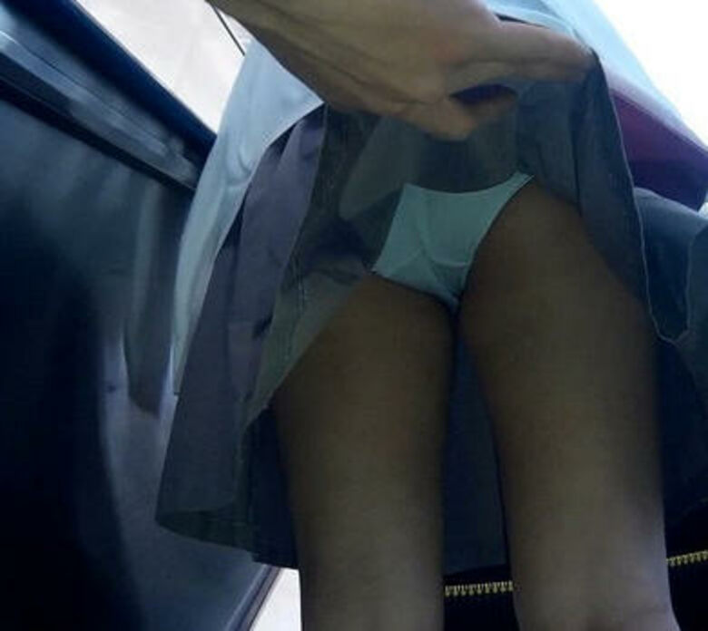 逆さ撮りパンチラ画像、からの!スカートめくりが多めに入っています♡どんなパンツが登場するか楽しみだぜ!!036枚目