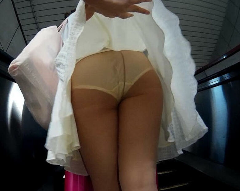 逆さ撮りパンチラ画像、からの!スカートめくりが多めに入っています♡どんなパンツが登場するか楽しみだぜ!!044枚目