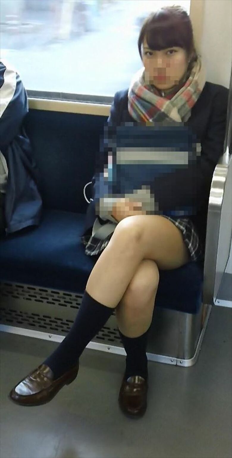 JK 電車パンチラ画像119枚！逆さ撮りやしゃがみで盗撮された女子高生のパンツがエロい!!036