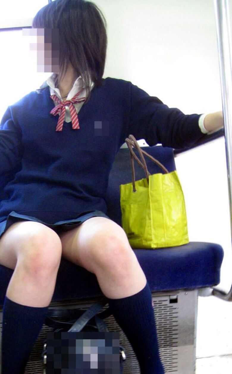 JK 電車パンチラ画像119枚！逆さ撮りやしゃがみで盗撮された女子高生のパンツがエロい!!055