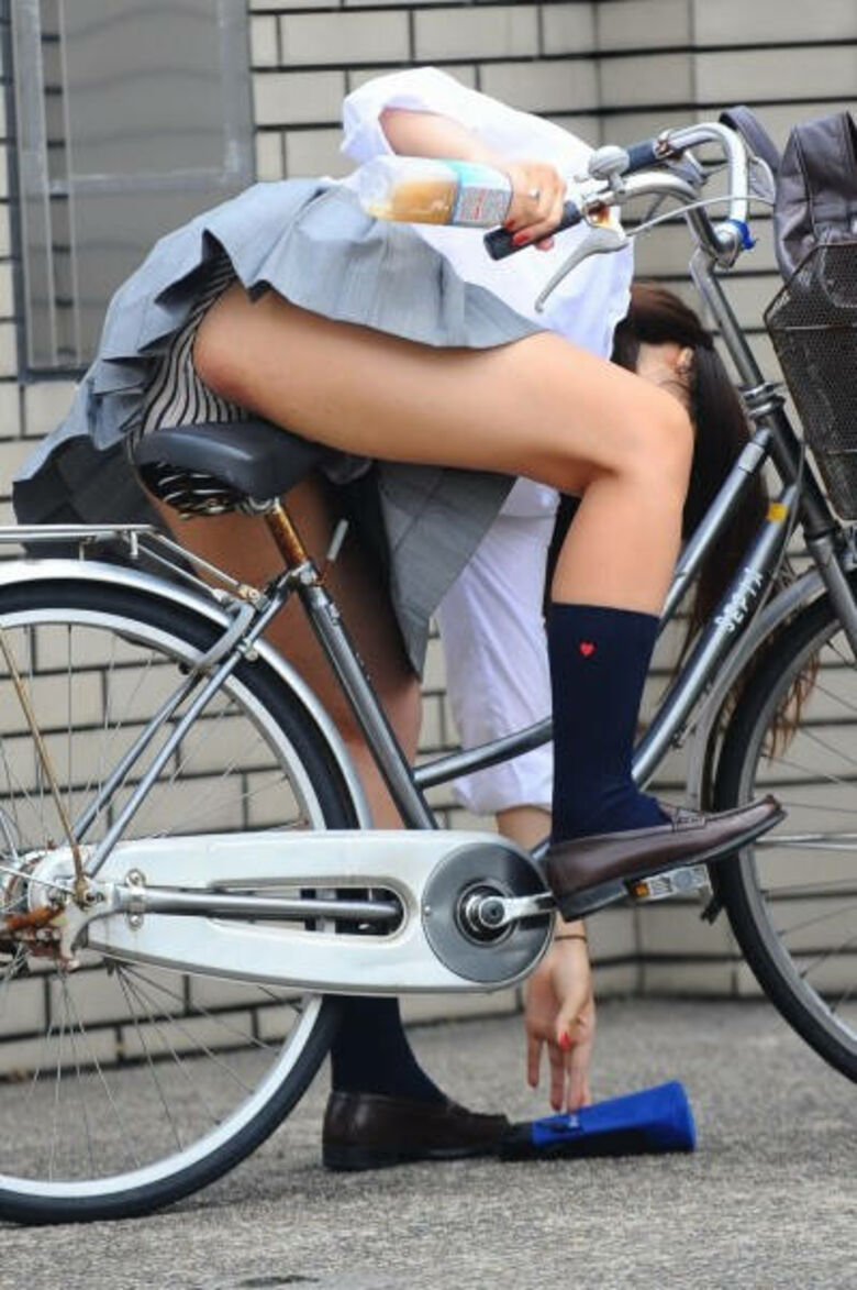 自転車 パンチラ画像!JK・OLお姉さんの隠し撮り盗撮パンツ♡朝からこんなの見たら勃起不回避だぜ!!003