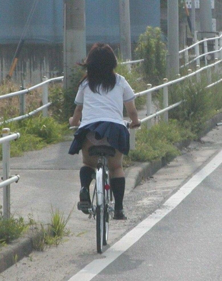 自転車 パンチラ画像!JK・OLお姉さんの隠し撮り盗撮パンツ♡朝からこんなの見たら勃起不回避だぜ!!009