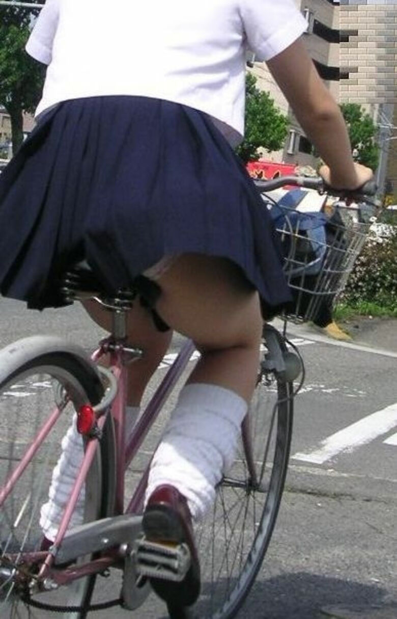 自転車 パンチラ画像!JK・OLお姉さんの隠し撮り盗撮パンツ♡朝からこんなの見たら勃起不回避だぜ!!011