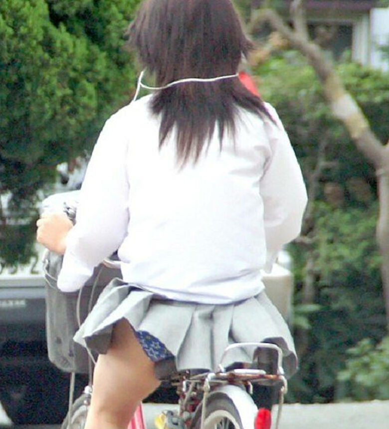 自転車 パンチラ画像!JK・OLお姉さんの隠し撮り盗撮パンツ♡朝からこんなの見たら勃起不回避だぜ!!012