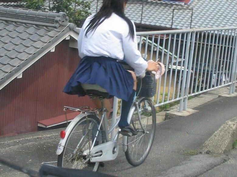 自転車 パンチラ画像!JK・OLお姉さんの隠し撮り盗撮パンツ♡朝からこんなの見たら勃起不回避だぜ!!015