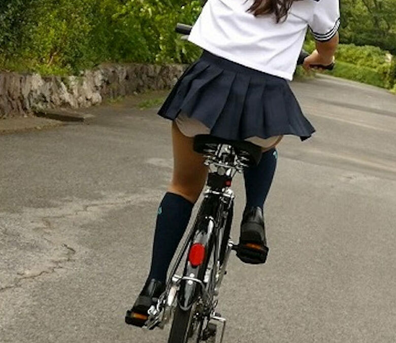 自転車 パンチラ画像!JK・OLお姉さんの隠し撮り盗撮パンツ♡朝からこんなの見たら勃起不回避だぜ!!020