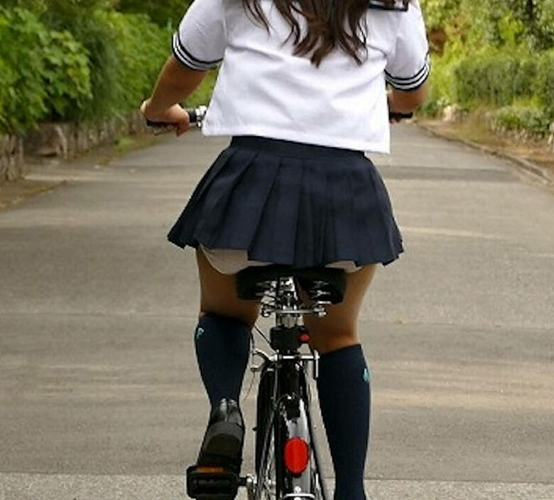 自転車 パンチラ画像!JK・OLお姉さんの隠し撮り盗撮パンツ♡朝からこんなの見たら勃起不回避だぜ!!021