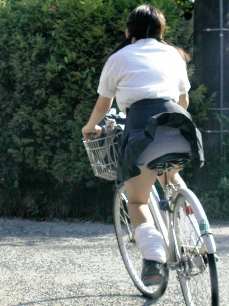 自転車 パンチラ画像!JK・OLお姉さんの隠し撮り盗撮パンツ♡朝からこんなの見たら勃起不回避だぜ!!024