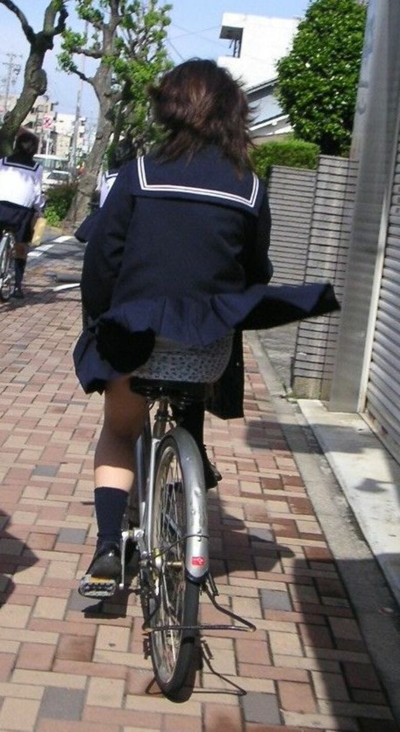 自転車 パンチラ画像!JK・OLお姉さんの隠し撮り盗撮パンツ♡朝からこんなの見たら勃起不回避だぜ!!028