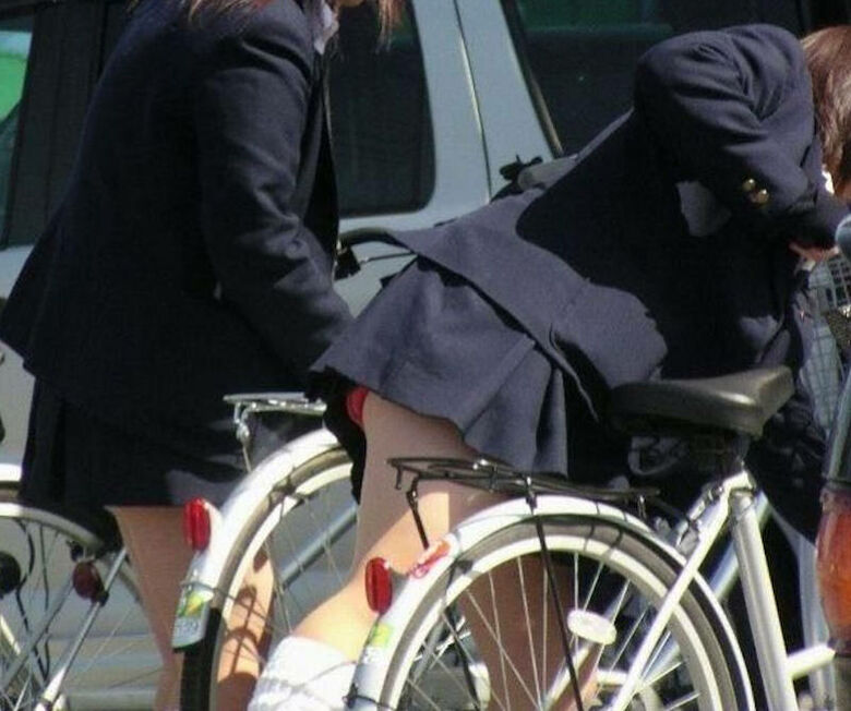 自転車 パンチラ画像!JK・OLお姉さんの隠し撮り盗撮パンツ♡朝からこんなの見たら勃起不回避だぜ!!031