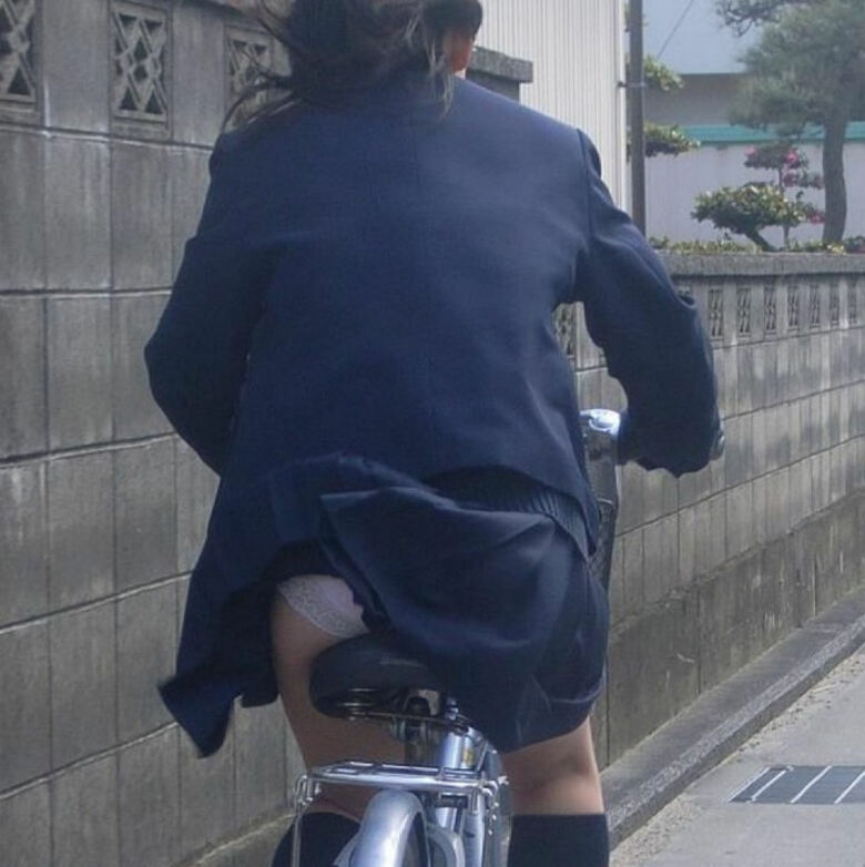 自転車 パンチラ画像!JK・OLお姉さんの隠し撮り盗撮パンツ♡朝からこんなの見たら勃起不回避だぜ!!033