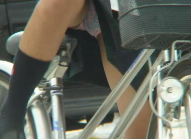 自転車 パンチラ画像!JK・OLお姉さんの隠し撮り盗撮パンツ♡朝からこんなの見たら勃起不回避だぜ!!035