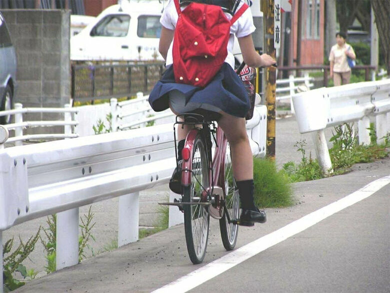 自転車 パンチラ画像!JK・OLお姉さんの隠し撮り盗撮パンツ♡朝からこんなの見たら勃起不回避だぜ!!036