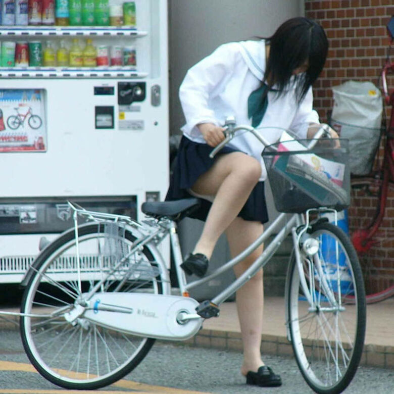 自転車 パンチラ画像!JK・OLお姉さんの隠し撮り盗撮パンツ♡朝からこんなの見たら勃起不回避だぜ!!039