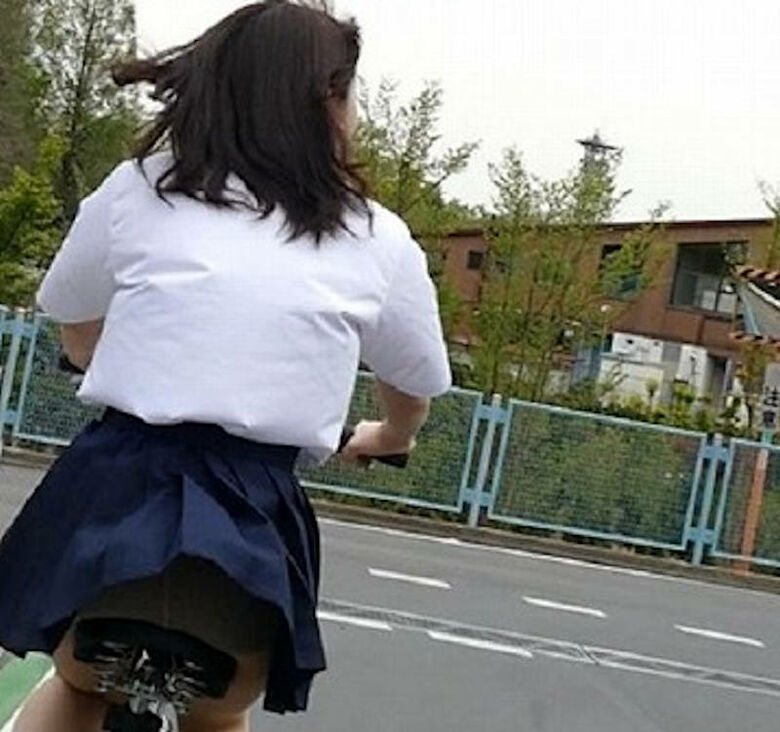 自転車 パンチラ画像!JK・OLお姉さんの隠し撮り盗撮パンツ♡朝からこんなの見たら勃起不回避だぜ!!041