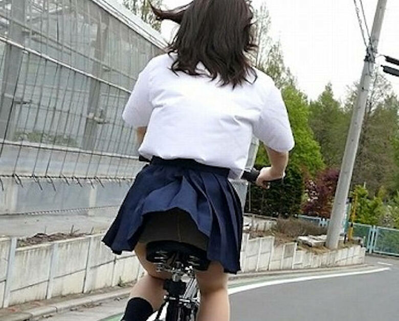 自転車 パンチラ画像!JK・OLお姉さんの隠し撮り盗撮パンツ♡朝からこんなの見たら勃起不回避だぜ!!042