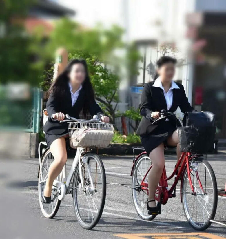 自転車 パンチラ画像!JK・OLお姉さんの隠し撮り盗撮パンツ♡朝からこんなの見たら勃起不回避だぜ!!050