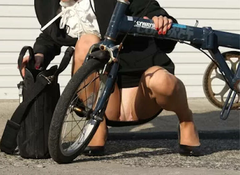 自転車 パンチラ画像!JK・OLお姉さんの隠し撮り盗撮パンツ♡朝からこんなの見たら勃起不回避だぜ!!051