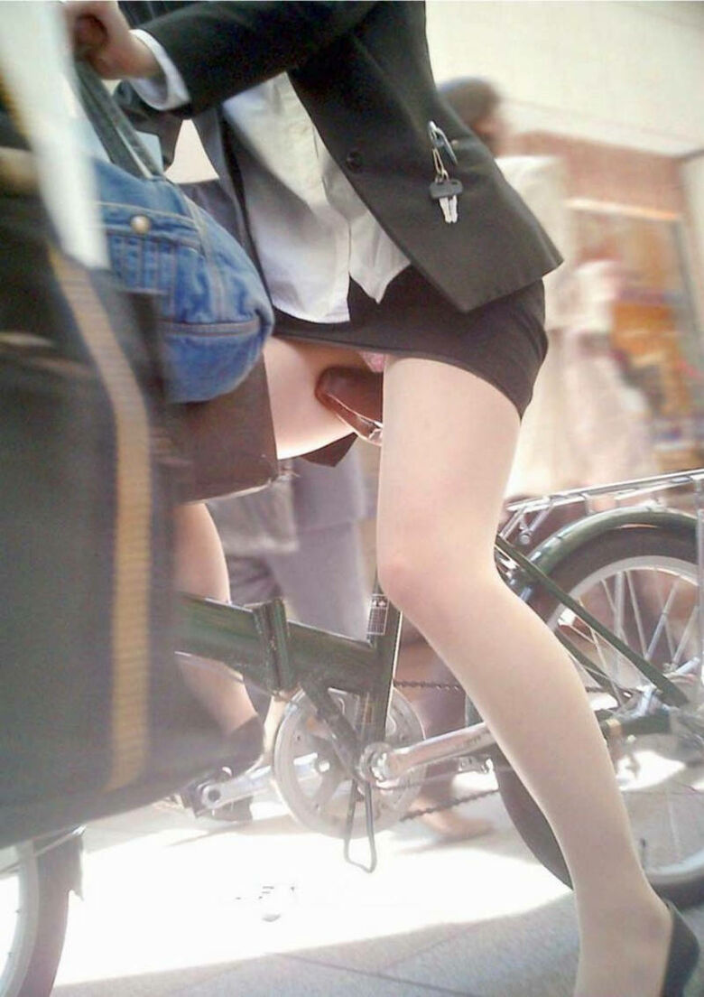 自転車 パンチラ画像!JK・OLお姉さんの隠し撮り盗撮パンツ♡朝からこんなの見たら勃起不回避だぜ!!054