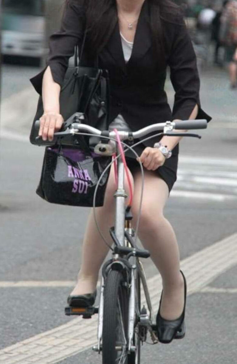 自転車 パンチラ画像!JK・OLお姉さんの隠し撮り盗撮パンツ♡朝からこんなの見たら勃起不回避だぜ!!059