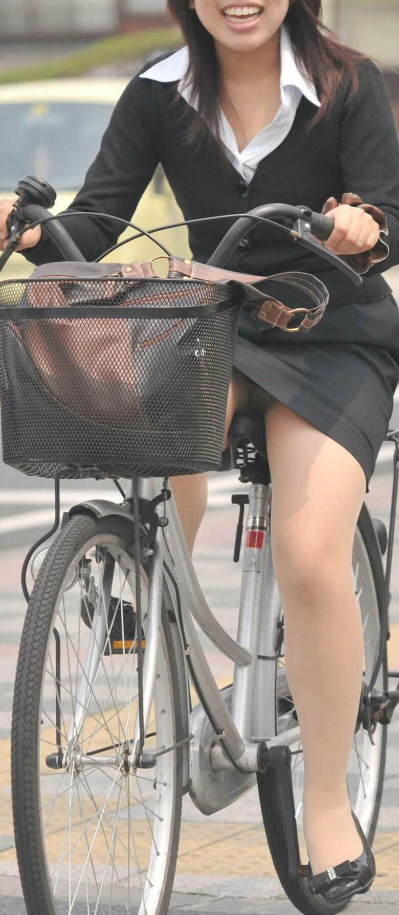 自転車 パンチラ画像!JK・OLお姉さんの隠し撮り盗撮パンツ♡朝からこんなの見たら勃起不回避だぜ!!061