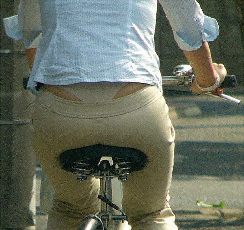 自転車 パンチラ画像!JK・OLお姉さんの隠し撮り盗撮パンツ♡朝からこんなの見たら勃起不回避だぜ!!062
