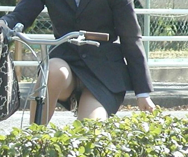 自転車 パンチラ画像!JK・OLお姉さんの隠し撮り盗撮パンツ♡朝からこんなの見たら勃起不回避だぜ!!063