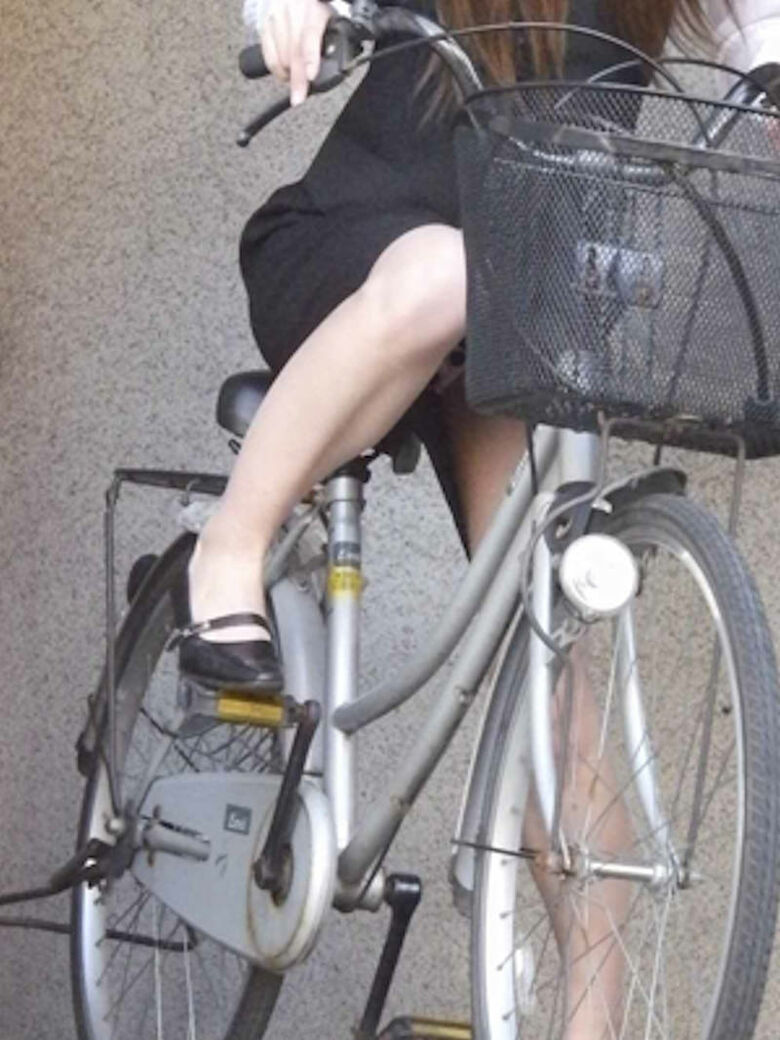 自転車 パンチラ画像!JK・OLお姉さんの隠し撮り盗撮パンツ♡朝からこんなの見たら勃起不回避だぜ!!071