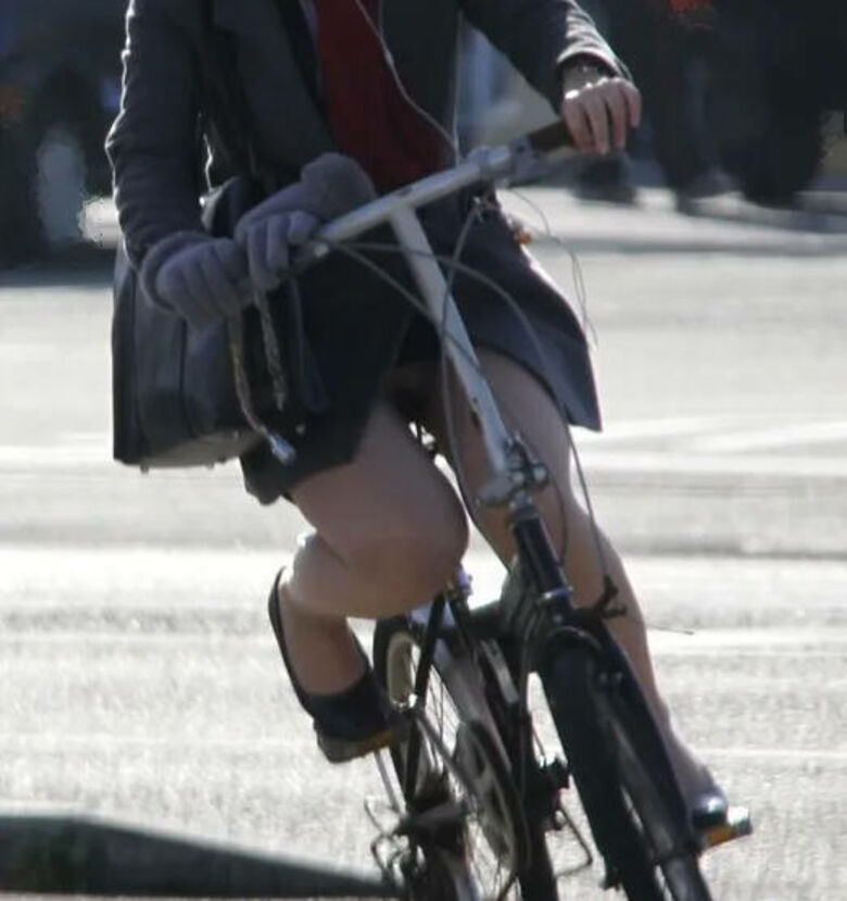 自転車 パンチラ画像!JK・OLお姉さんの隠し撮り盗撮パンツ♡朝からこんなの見たら勃起不回避だぜ!!082