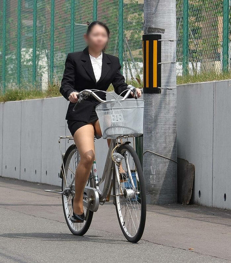 自転車 パンチラ画像!JK・OLお姉さんの隠し撮り盗撮パンツ♡朝からこんなの見たら勃起不回避だぜ!!088