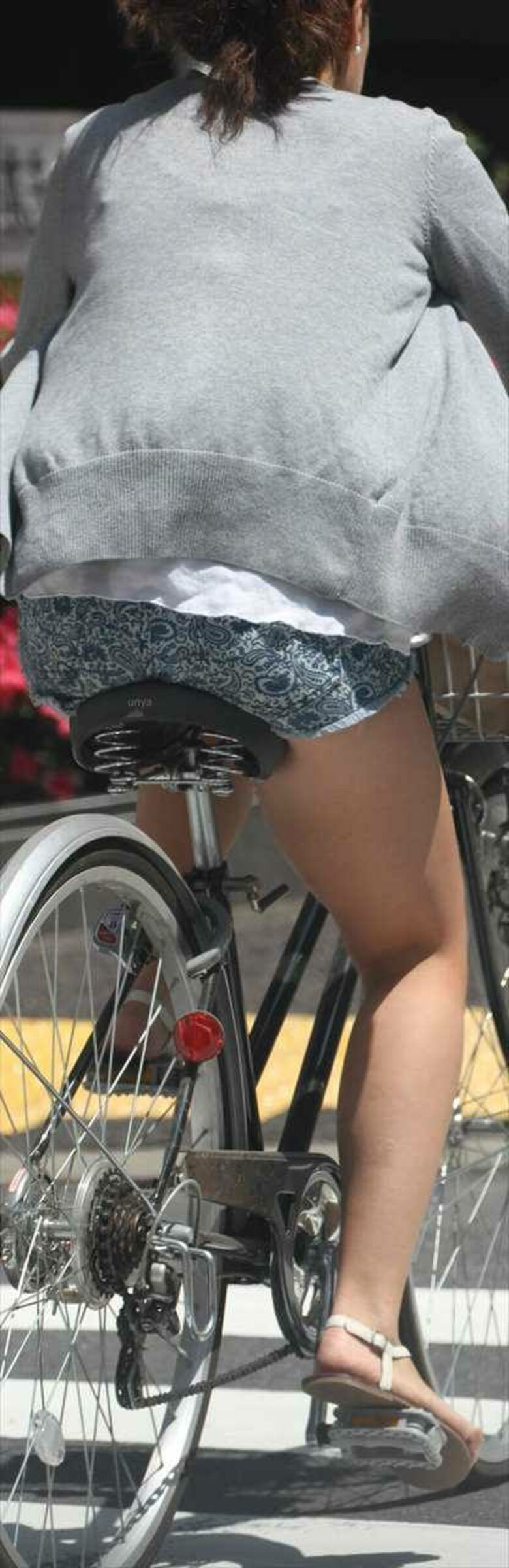 自転車 パンチラ画像!JK・OLお姉さんの隠し撮り盗撮パンツ♡朝からこんなの見たら勃起不回避だぜ!!103