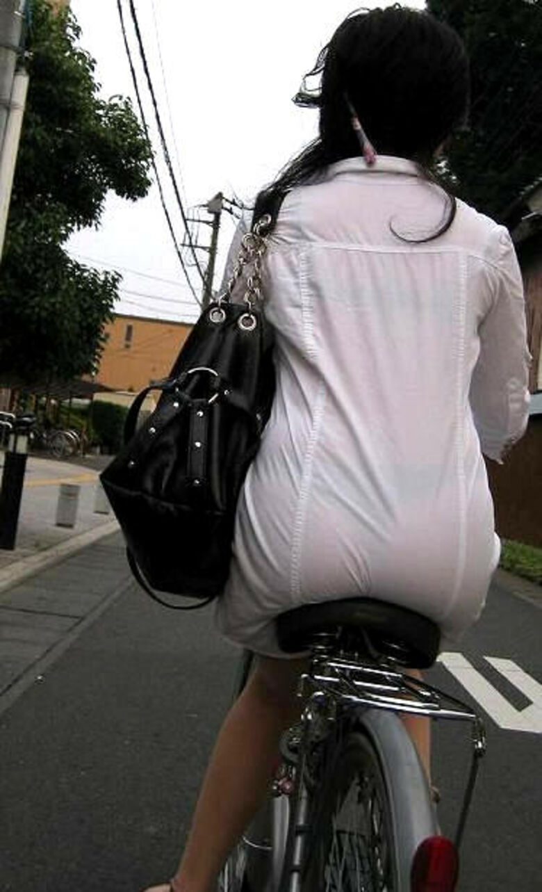 自転車 パンチラ画像!JK・OLお姉さんの隠し撮り盗撮パンツ♡朝からこんなの見たら勃起不回避だぜ!!105