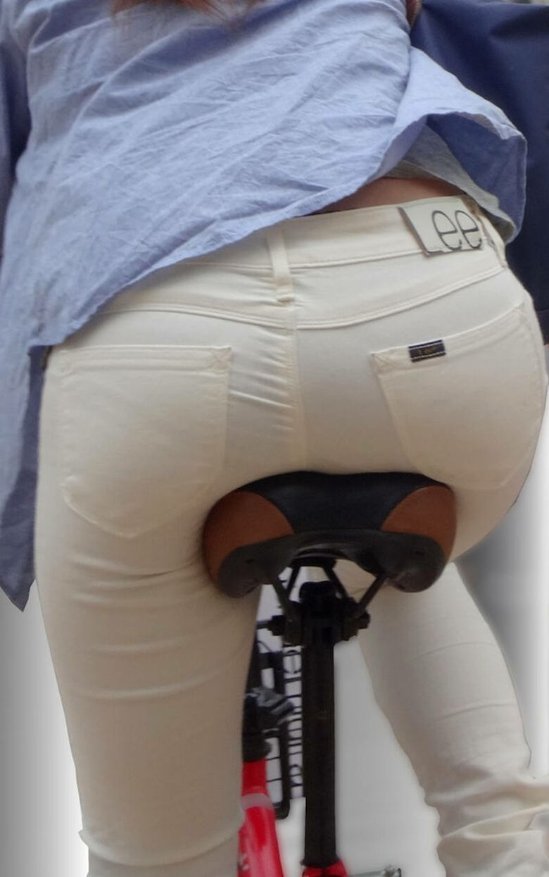 自転車 パンチラ画像!JK・OLお姉さんの隠し撮り盗撮パンツ♡朝からこんなの見たら勃起不回避だぜ!!106