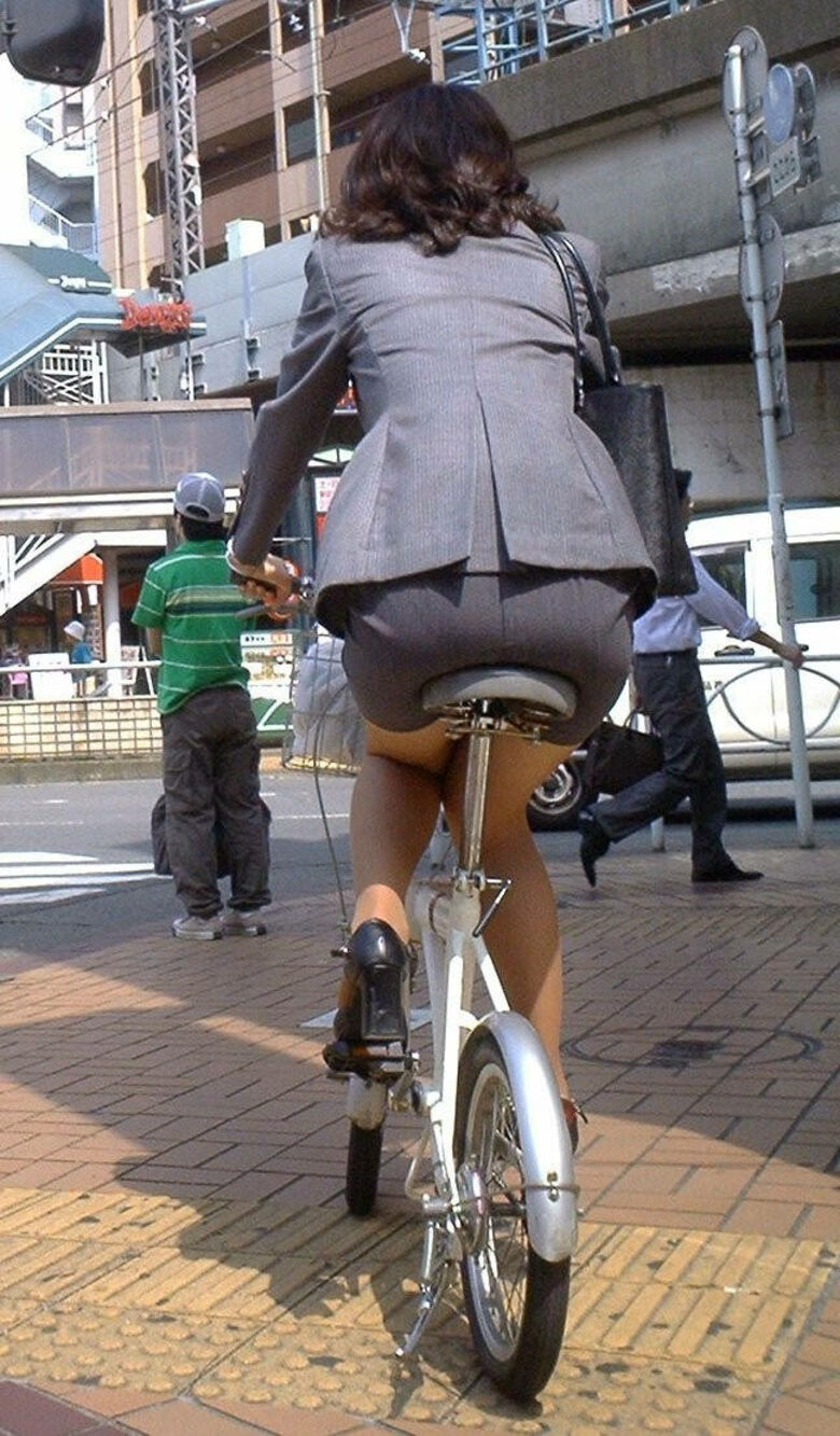 自転車 パンチラ画像!JK・OLお姉さんの隠し撮り盗撮パンツ♡朝からこんなの見たら勃起不回避だぜ!!111
