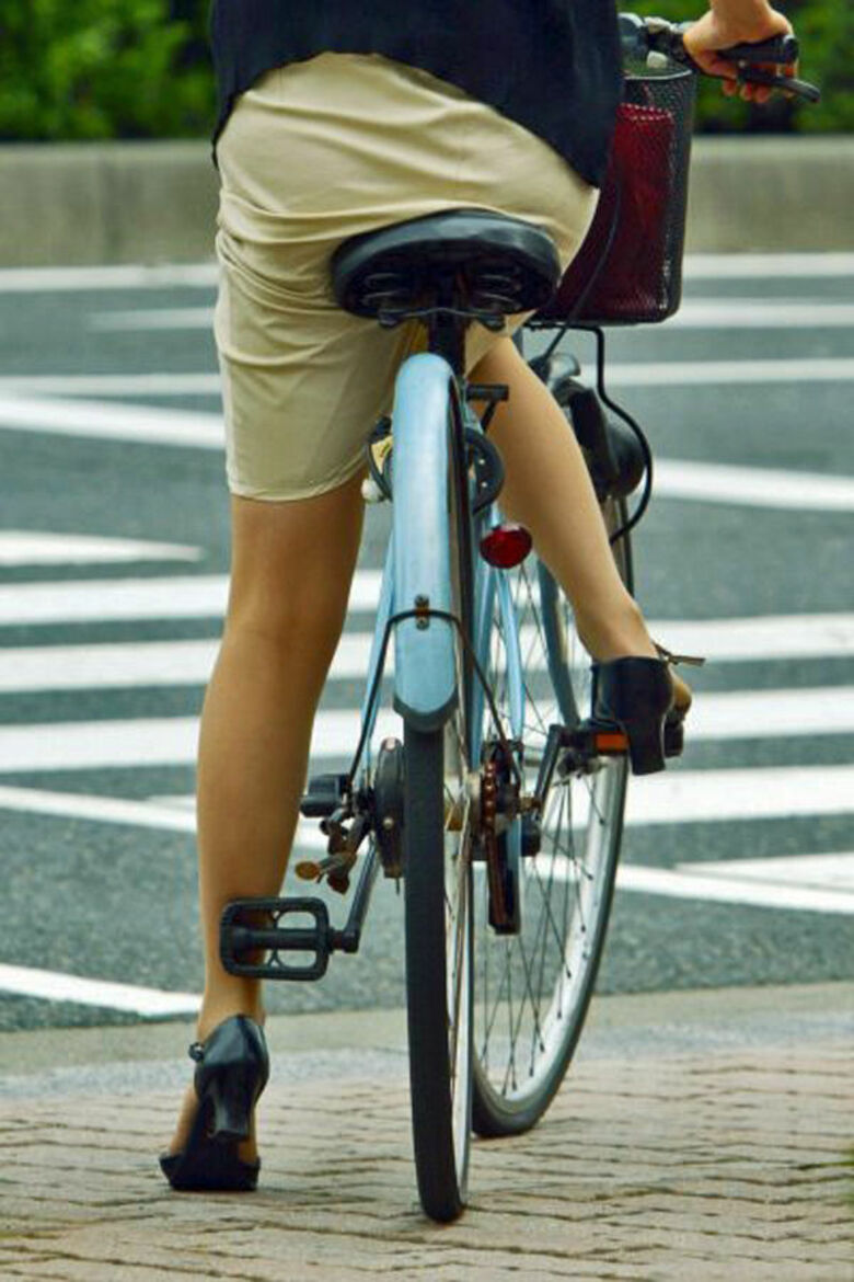 自転車 パンチラ画像!JK・OLお姉さんの隠し撮り盗撮パンツ♡朝からこんなの見たら勃起不回避だぜ!!115