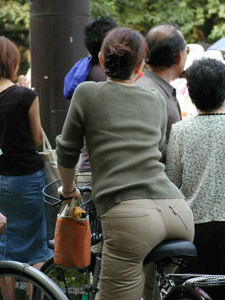 自転車 パンチラ画像!JK・OLお姉さんの隠し撮り盗撮パンツ♡朝からこんなの見たら勃起不回避だぜ!!118