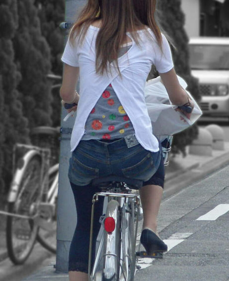 自転車 パンチラ画像!JK・OLお姉さんの隠し撮り盗撮パンツ♡朝からこんなの見たら勃起不回避だぜ!!119