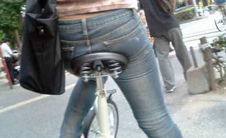 自転車 パンチラ画像!JK・OLお姉さんの隠し撮り盗撮パンツ♡朝からこんなの見たら勃起不回避だぜ!!120