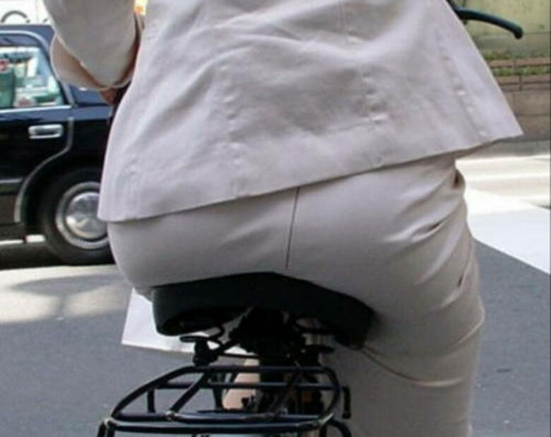 自転車 パンチラ画像!JK・OLお姉さんの隠し撮り盗撮パンツ♡朝からこんなの見たら勃起不回避だぜ!!121