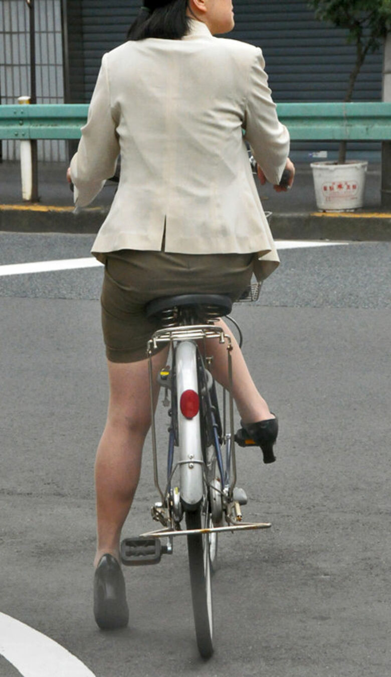自転車 パンチラ画像!JK・OLお姉さんの隠し撮り盗撮パンツ♡朝からこんなの見たら勃起不回避だぜ!!126