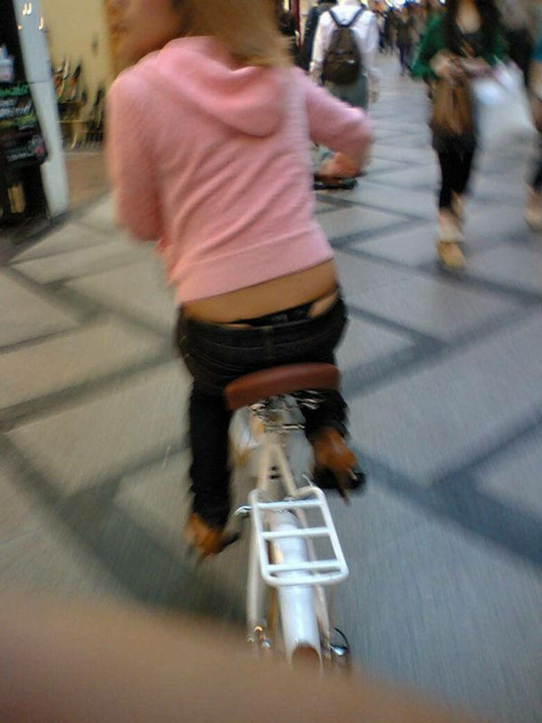 自転車 パンチラ画像!JK・OLお姉さんの隠し撮り盗撮パンツ♡朝からこんなの見たら勃起不回避だぜ!!127