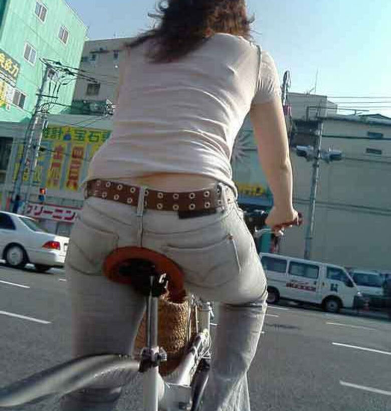 自転車 パンチラ画像!JK・OLお姉さんの隠し撮り盗撮パンツ♡朝からこんなの見たら勃起不回避だぜ!!129