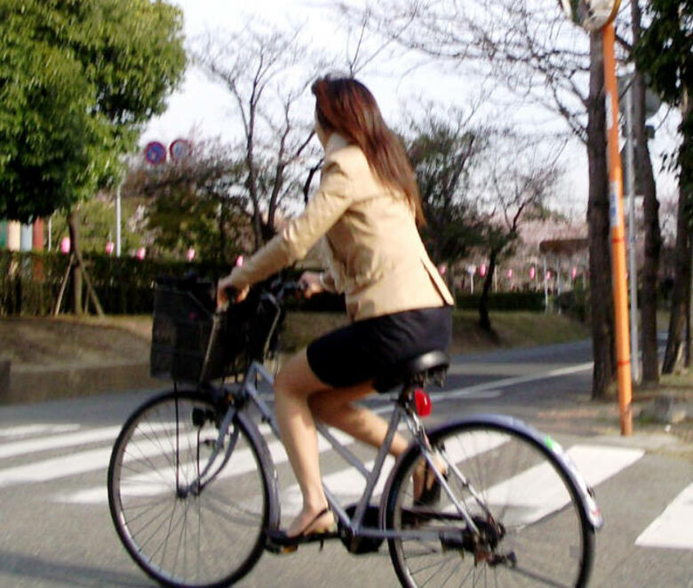 自転車 パンチラ画像!JK・OLお姉さんの隠し撮り盗撮パンツ♡朝からこんなの見たら勃起不回避だぜ!!130