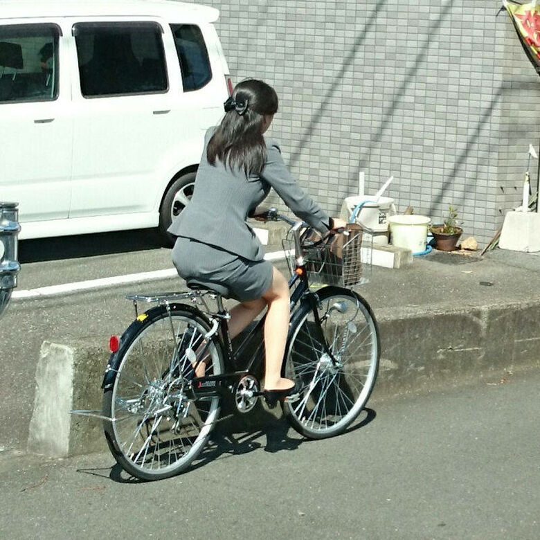 自転車 パンチラ画像!JK・OLお姉さんの隠し撮り盗撮パンツ♡朝からこんなの見たら勃起不回避だぜ!!131