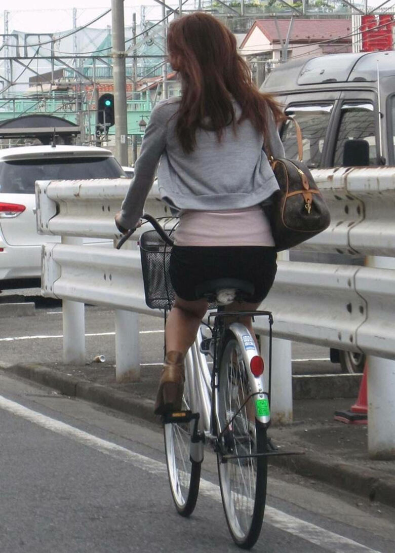 自転車 パンチラ画像!JK・OLお姉さんの隠し撮り盗撮パンツ♡朝からこんなの見たら勃起不回避だぜ!!138