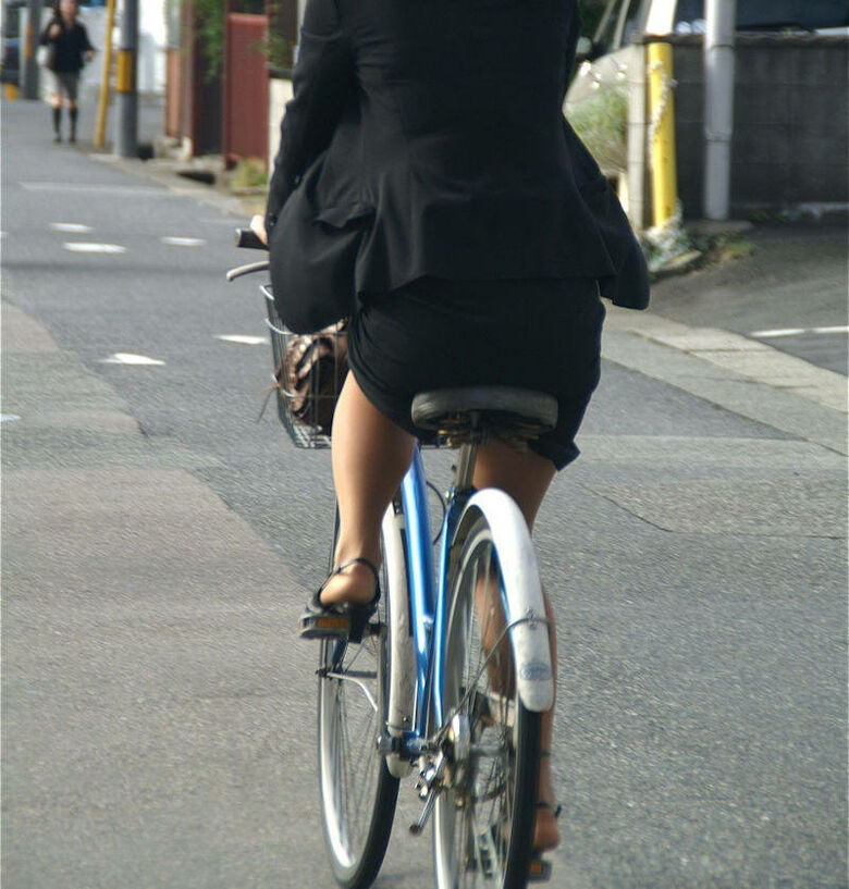 自転車 パンチラ画像!JK・OLお姉さんの隠し撮り盗撮パンツ♡朝からこんなの見たら勃起不回避だぜ!!141